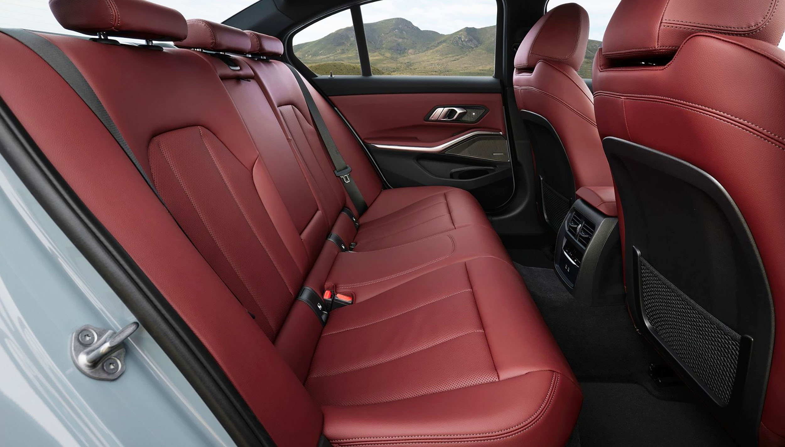 BMW 3-Series 320 xDrive Interior Rear Seats Space Design