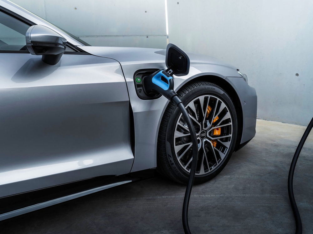 Mașinile electrice au depășit vânzările pe benzină în UE în decembrie 2025