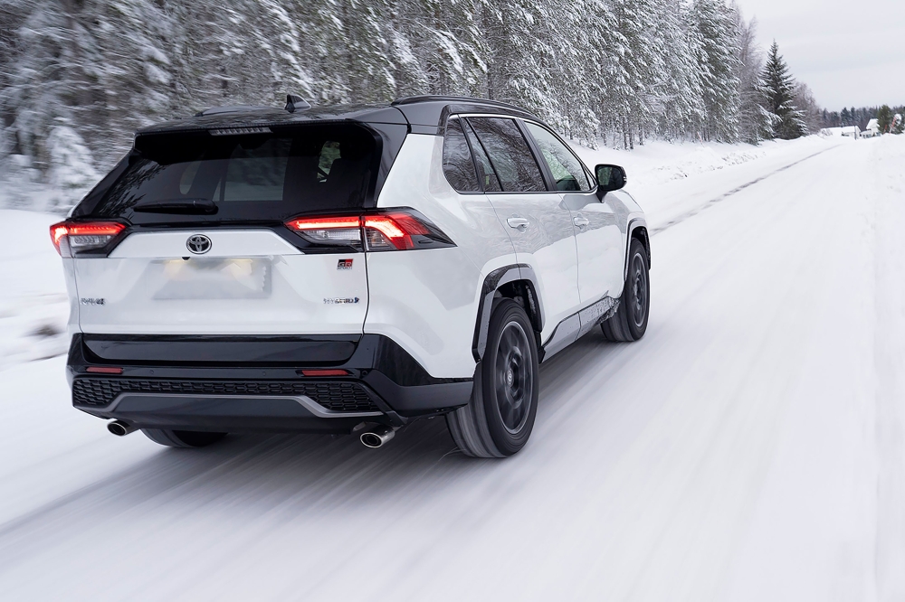 Winter 2026 in Cluj: master the snow with the Toyota RAV4 hybrid SUV