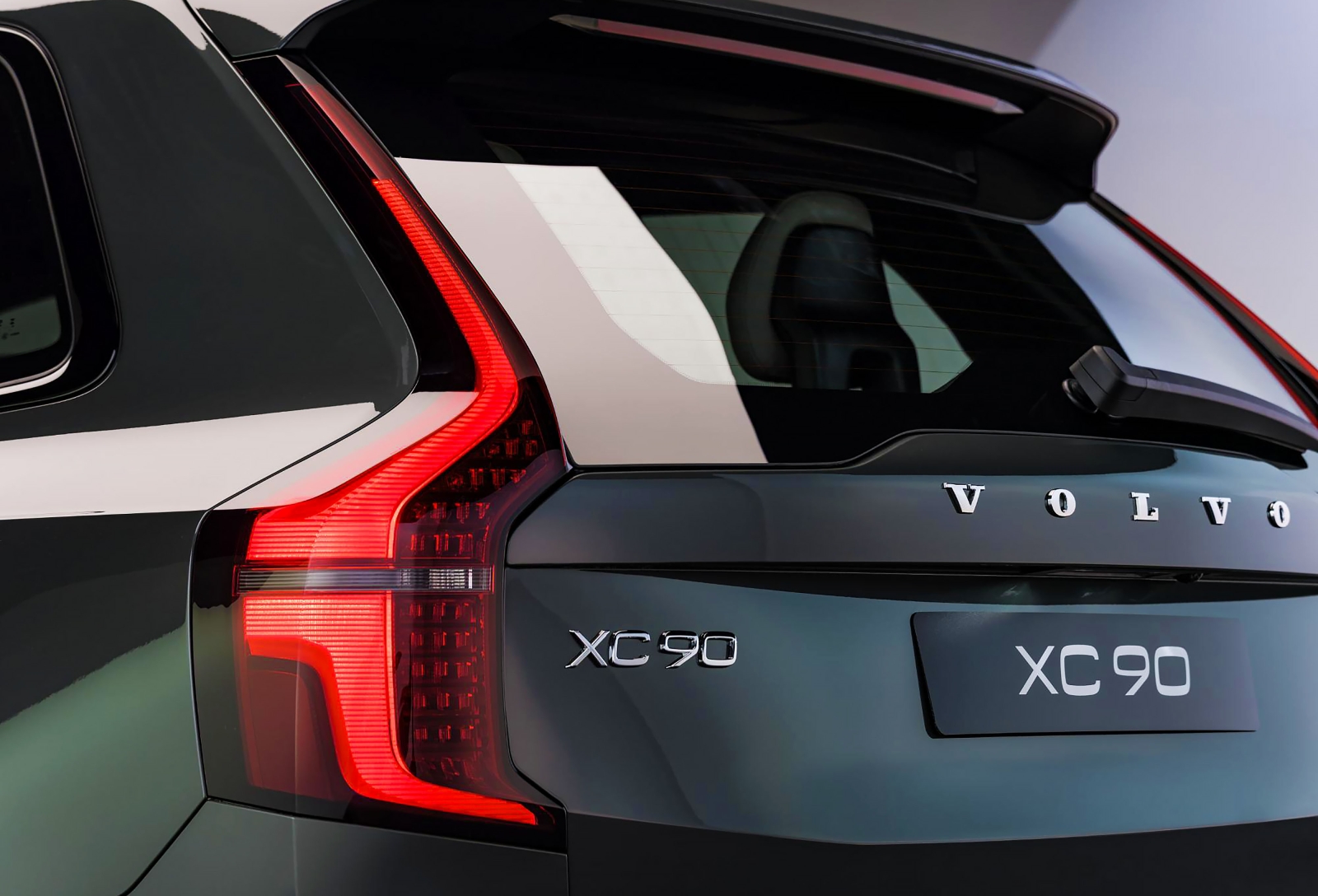 Volvo XC60 facelift și XC90 primesc o autonomie electrică record de până la 200 km