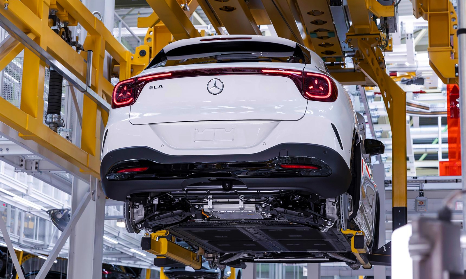 Producția noului Mercedes-Benz GLA a început, versiune electrică de la 49.120 euro și autonomie de până la 657 km