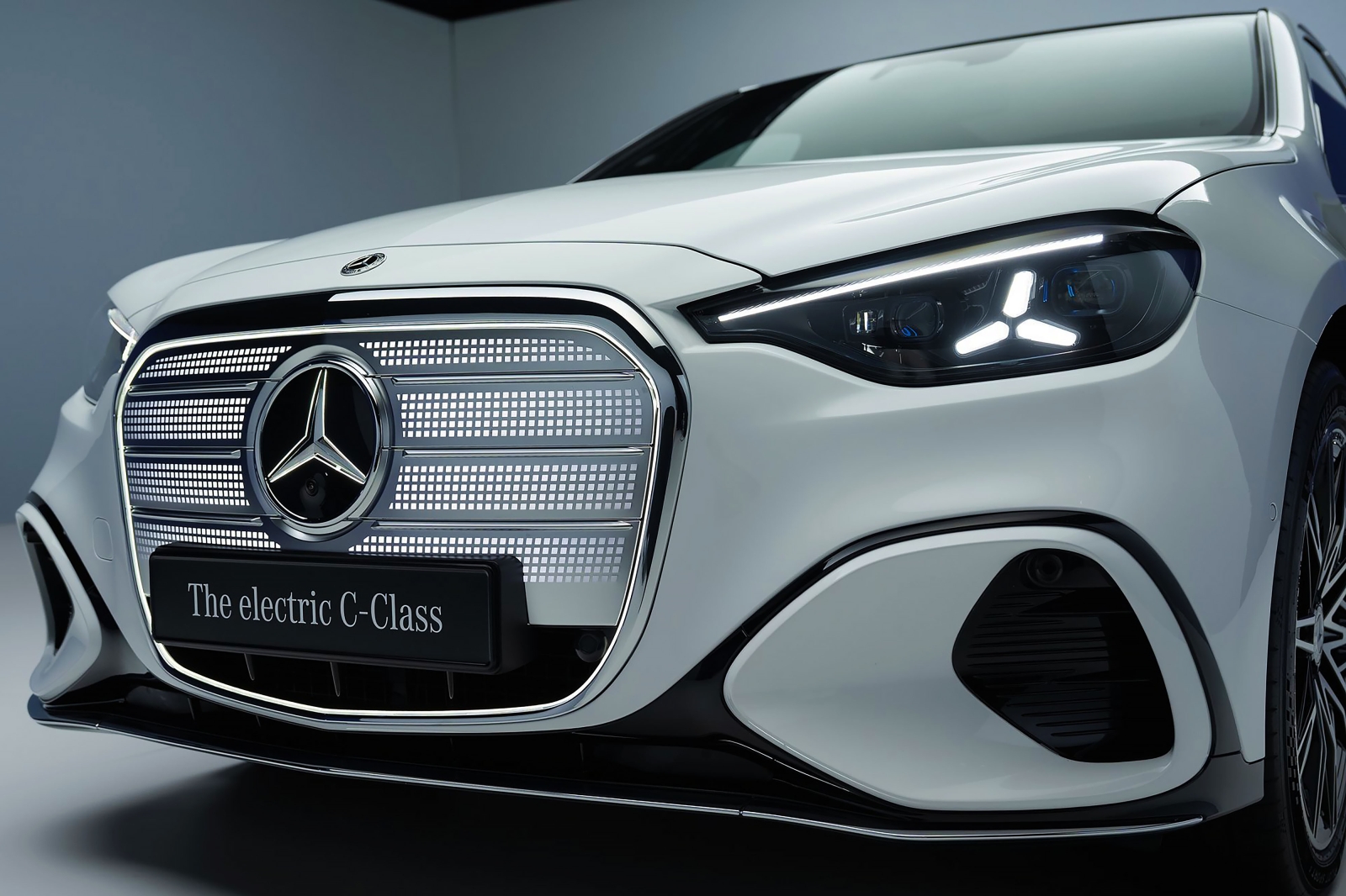 Mercedes-Benz launches the new C 300 4Matic version of the electric C-Class with 690 km of range and all-wheel drive