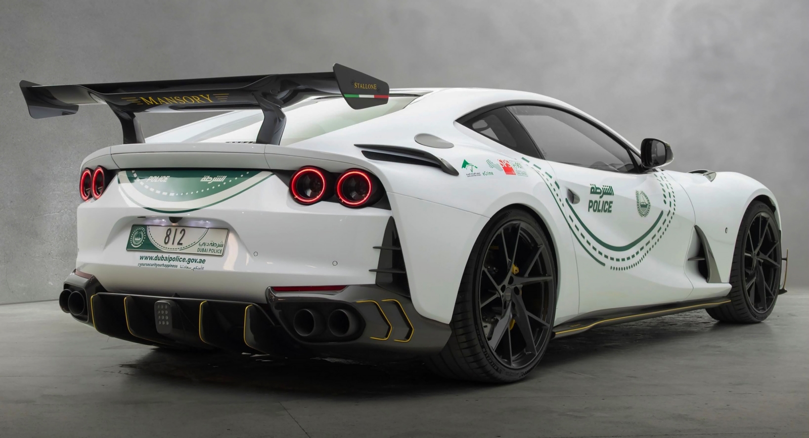 Flota Poliției din Dubai se extinde cu un Ferrari 812 Superfast modificat de Mansory