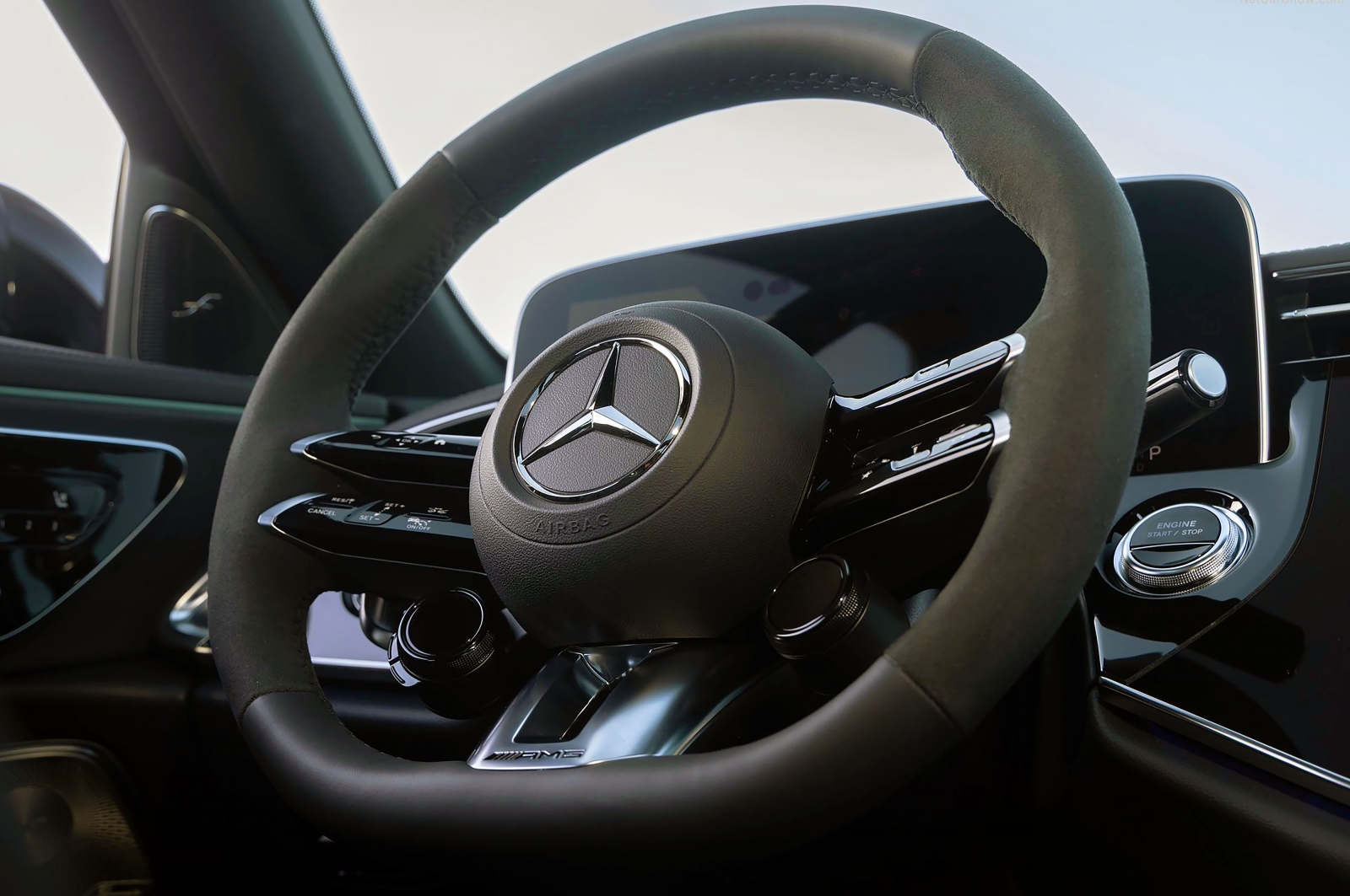 Inteligența artificială ajunge pe modelele de serie Mercedes-Benz printr-un parteneriat strategic pentru asistența la volan