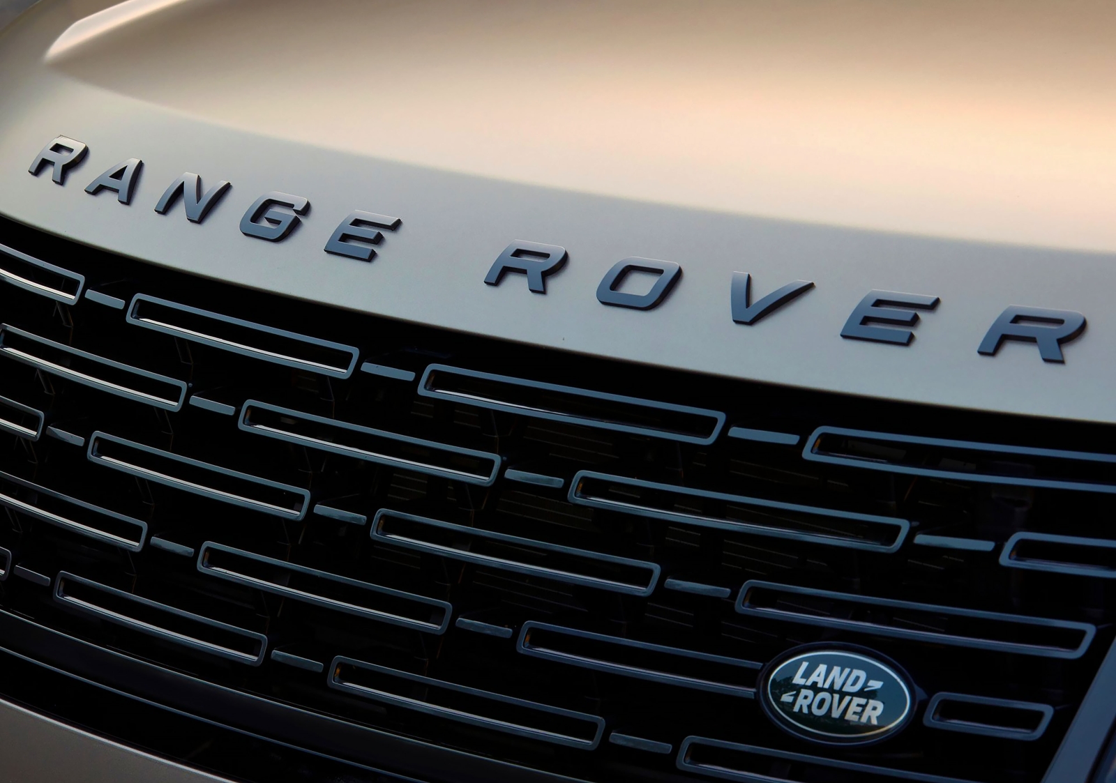 Jaguar Land Rover recalls nearly 94.000 Range Rover vehicles due to a problem with the reversing camera