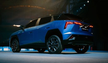 Omoda 4 European premiere in Paris, the Chinese crossover brings 224 horsepower and hybrid engine