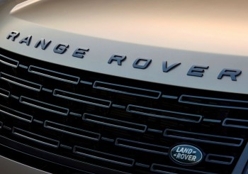 Jaguar Land Rover recalls nearly 94.000 Range Rover vehicles due to a problem with the reversing camera